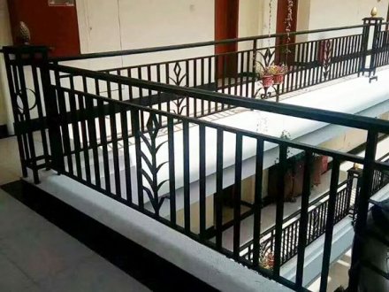 選購(gòu)陽臺(tái)護(hù)欄首選鋅鋼陽臺(tái)護(hù)欄