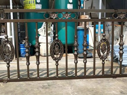 鋅鋼陽臺(tái)護(hù)欄有七大特色選擇它不會(huì)錯(cuò)