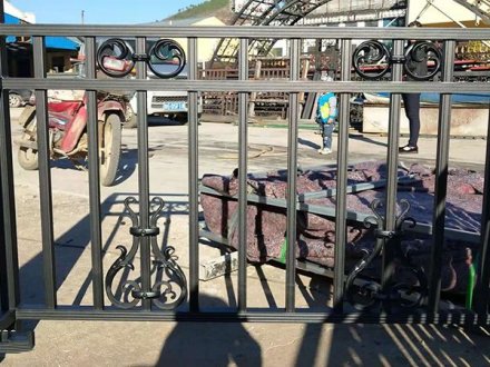 別墅陽臺(tái)欄桿選擇鐵藝欄桿好嗎？