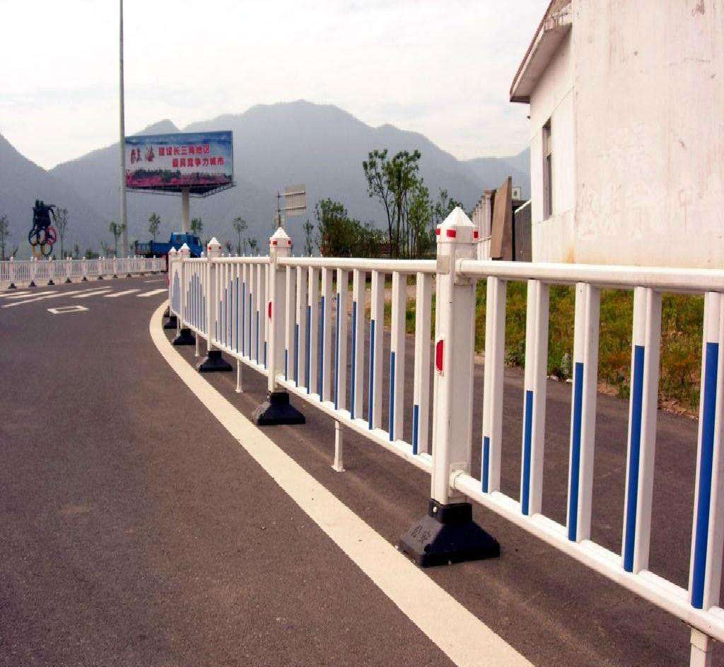 道路護(hù)欄生產(chǎn)廠(chǎng)家在哪里找