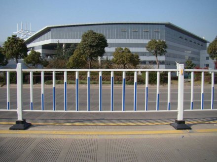 道路護(hù)欄多少錢一米？